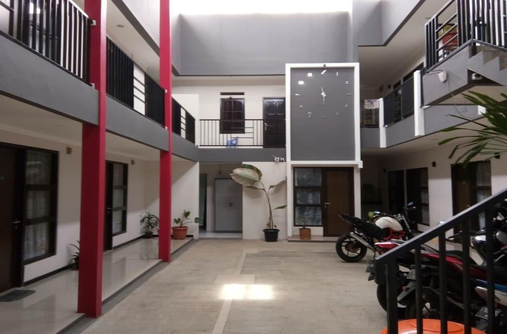Wisma tamu Surya